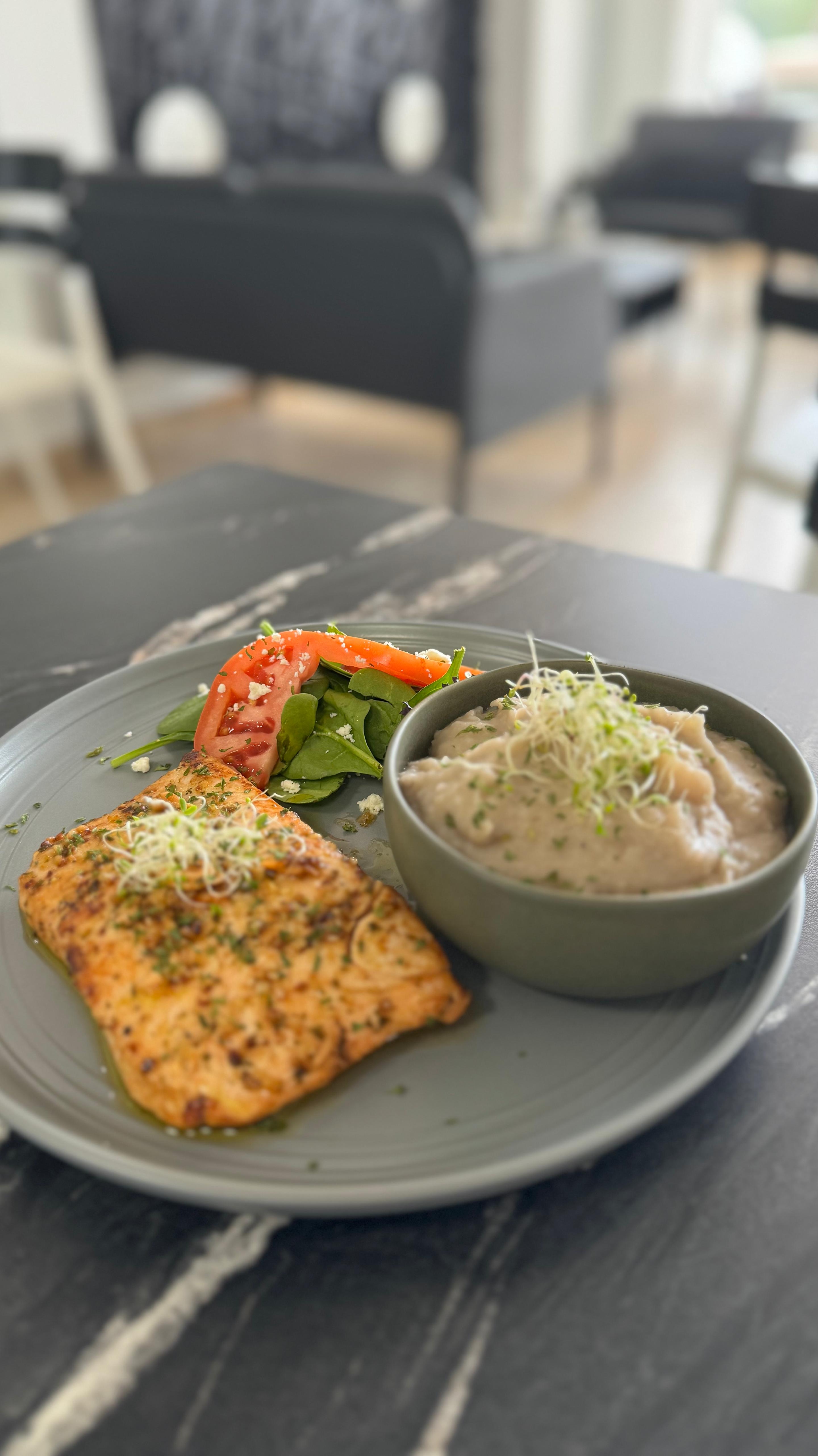 Salmón a la mantequilla con ajo